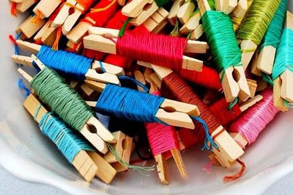 Bunte Garne, auf Wäscheklammern gewickelt