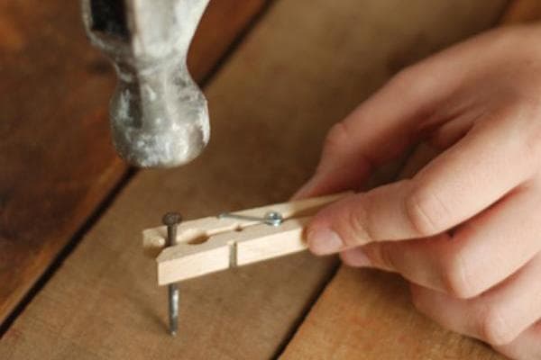 Verwendung einer Wäscheklammer beim Einschlagen eines Nagels