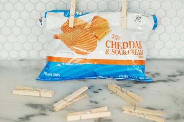 Eine angebrochene Chipstüte mit Wäscheklammern verschließen.