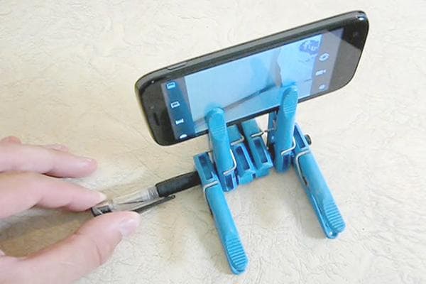 Handy-Ständer aus Wäscheklammern