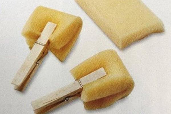 Hilfsmittel aus Wäscheklammer und Schaumstoff als Ersatz für einen Malerpinsel