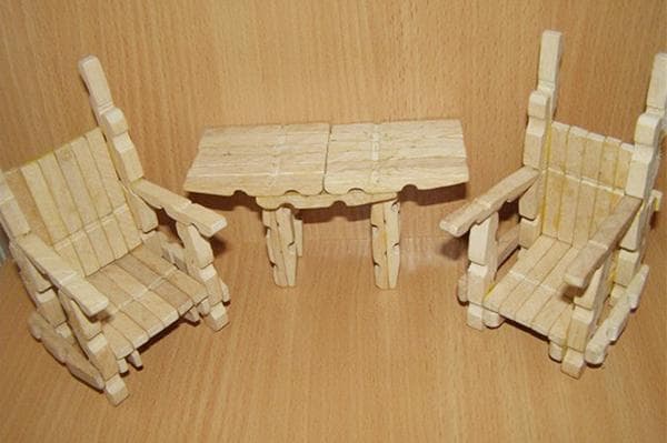 Spielzeugmöbel aus Wäscheklammern