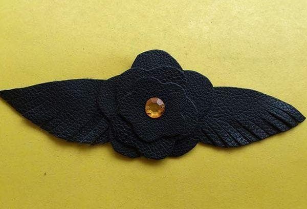 Blume aus einem Handschuh