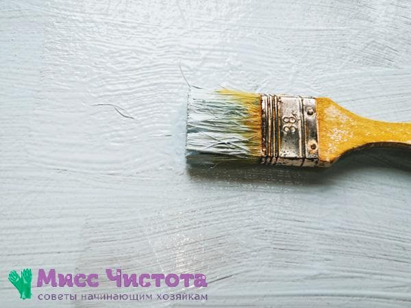 Pinsel in weißer Farbe