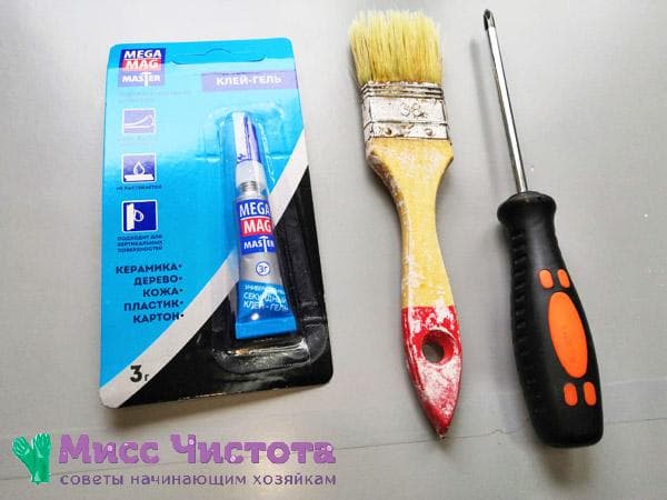 Klebstoff, Pinsel und Schraubendreher