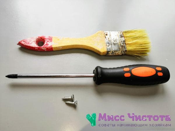 Pinsel, Schraubendreher und Schrauben
