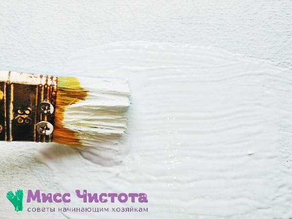 Mit weißer Farbe streichen