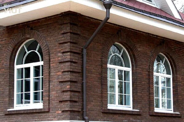 Bogenfenster im Haus