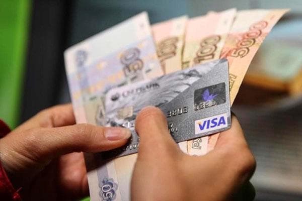 Banknoten und Kreditkarte in den Händen