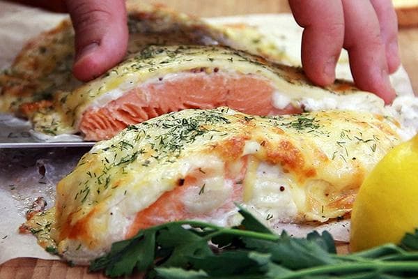 Lachs, überbacken mit Käse