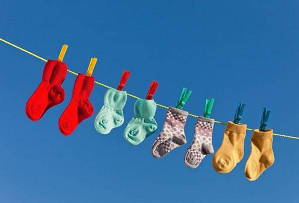 Kindersöckchen auf der Wäscheleine