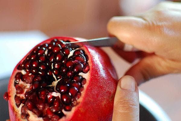 Granatapfel schneiden