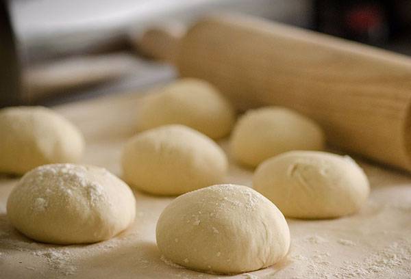 Portionen von selbstgemachtem Teig zum Einfrieren