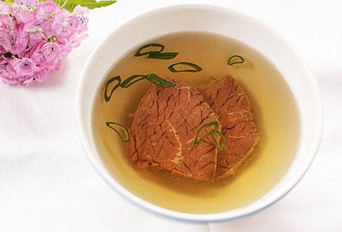 Gekochtes Rindfleisch in Brühe
