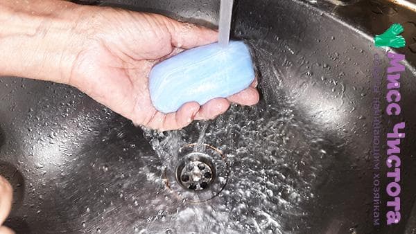 Seife unter fließendem Wasser