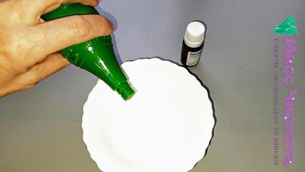 einige Tropfen Öl ins Wasser geben
