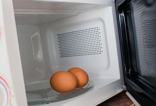 Zwei Eier in der Mikrowelle