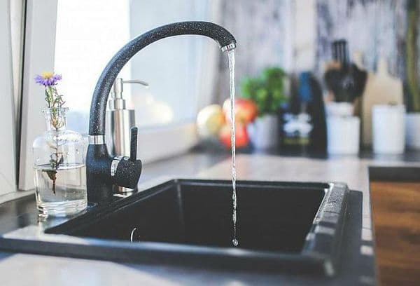 Wasserhahn in der Küche