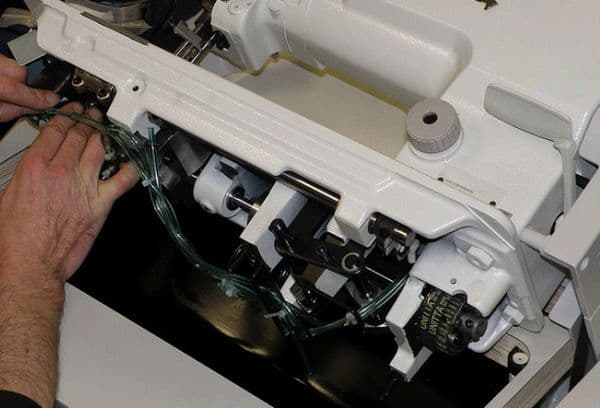 Reparatur einer Nähmaschine