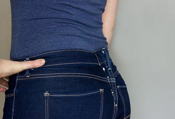 Markierungen zum Verengen von Jeans am Bund