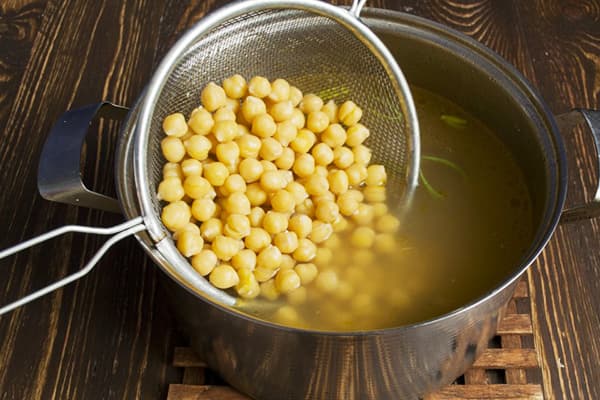 Kochen von Kichererbsen im Topf