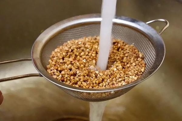 Buchweizen unter fließendem Wasser waschen