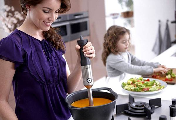 Zubereitung einer Cremesuppe mit einem Stabmixer