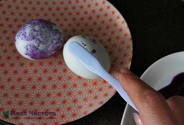 Färben der Eier mit Kohlsaft-Trester