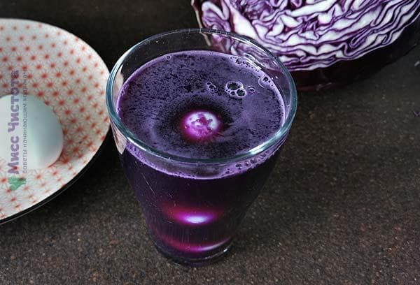 Färben der Eier mit Kohlsaft