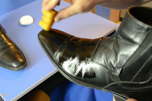 Einschmieren der Schuhe mit Rizinusöl