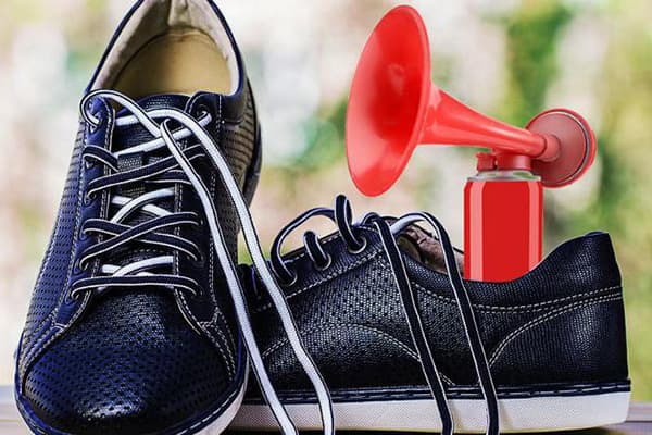 Leder-Sneaker mit quietschender Sohle