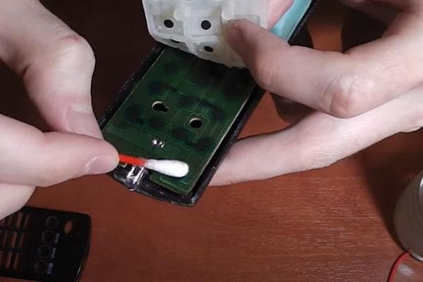 Reinigung der Platine der TV-Fernbedienung