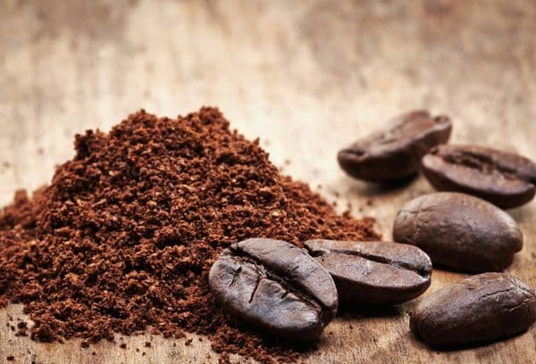 Kaffeebohnen und Kaffeesatz
