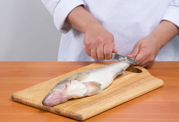 Reinigen des Fisches von Schuppen