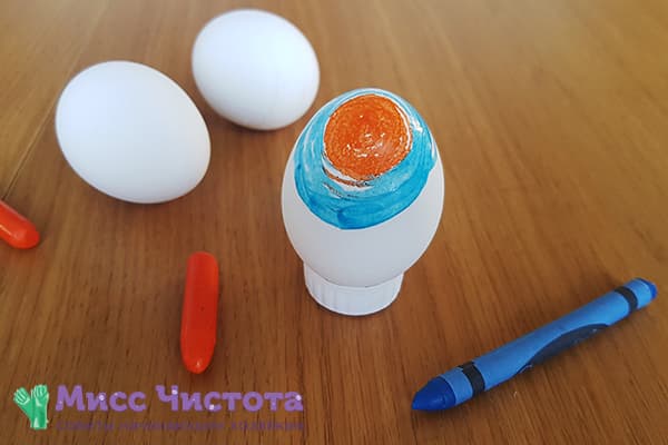 Bemalen des Eis mit Wachsmalstiften