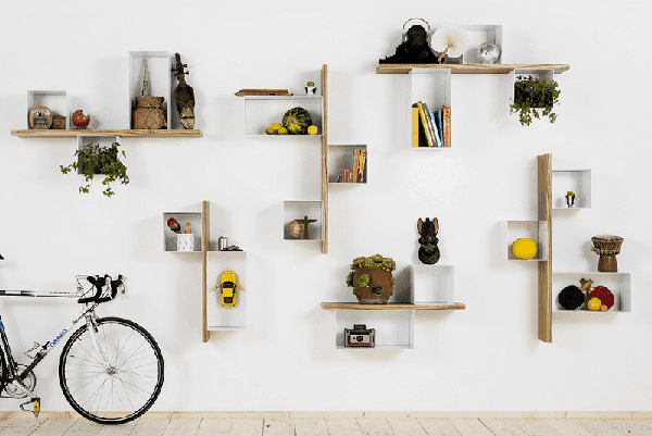 Regale in einem modernen Interieur