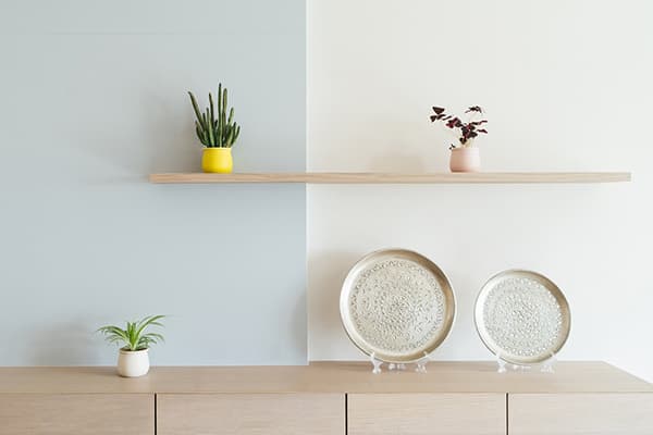 Regale in einem minimalistischen Interieur