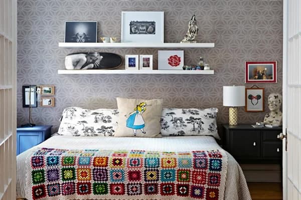 IKEA-Regale im Schlafzimmer