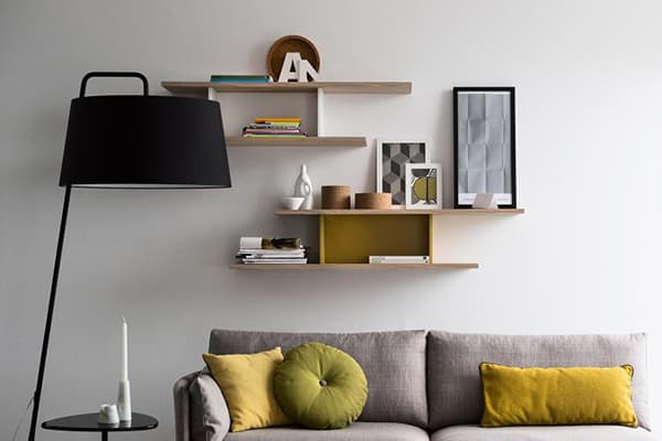 Holzregale im Wohnzimmer
