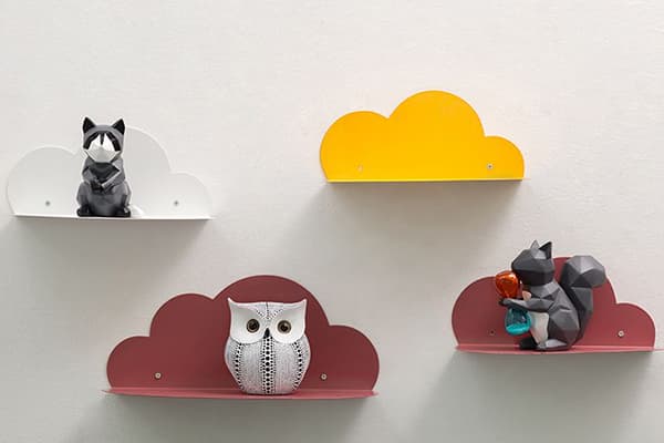 Wolkenförmige Regale im Kinderzimmer