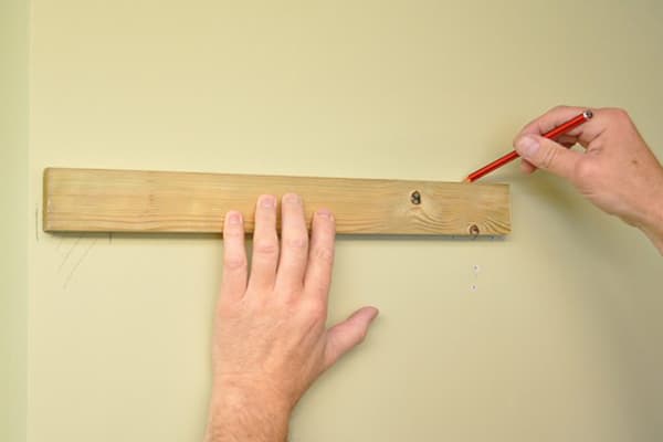 Markierung der Wand für das Regal