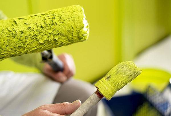 Rolle und Pinsel in Farbe