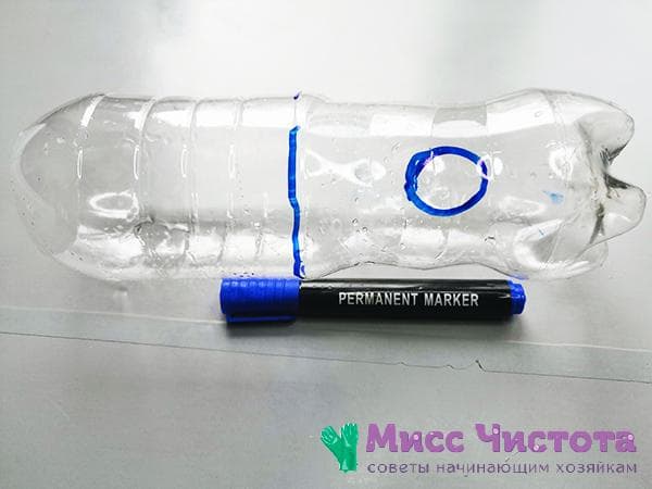 Ein Loch in die Plastikflasche machen