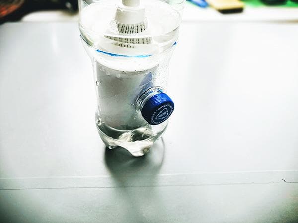 Wasserfilter aus einer Flasche