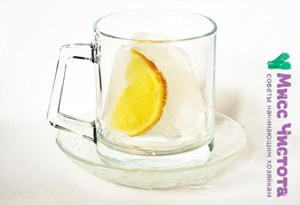 Becher mit Eiswürfel und Zitrone