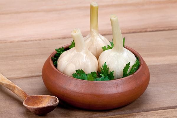 Eingelegter Knoblauch in einer Holzschale