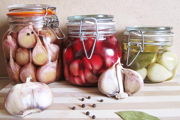 Gläser mit eingelegtem Knoblauch