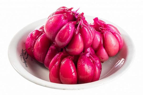 Rosa eingelegter Knoblauch