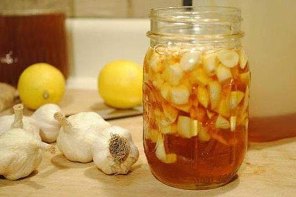 Knoblauch in Zitronen-Honig-Marinade