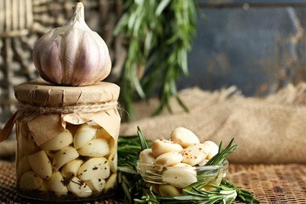 Eingelegter Knoblauch mit Gewürzen